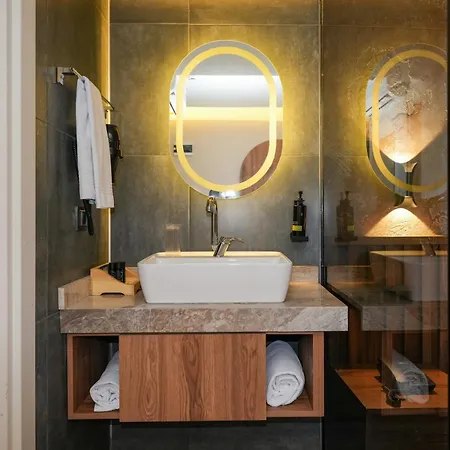 Der Lara Hotel *